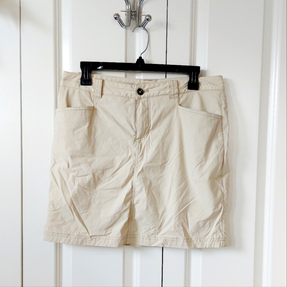 Khaki Skort/skirt athletic Eddie Bauer size 6 Travel, hiking, athletic #1129